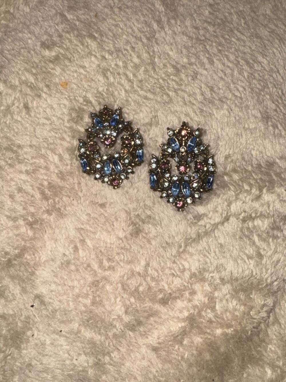13. HOLLYCRAFT COPR 1950 Brass Tone Pastel Blue Pink Rhinestone Clip On Earrings